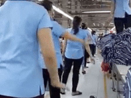 Hàng nghìn công nhân nhảy trên nền nhạc bài 'Rửa tay' trong giờ giải lao gây sốt