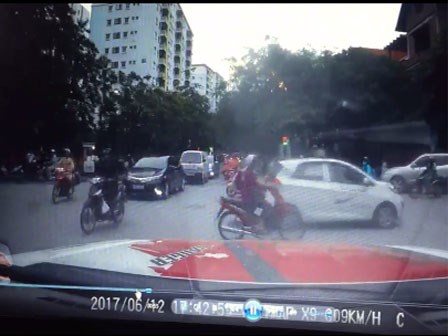 Clip: Kẻ biến thái sàm sỡ thiếu nữ mặc váy ngắn giữa phố