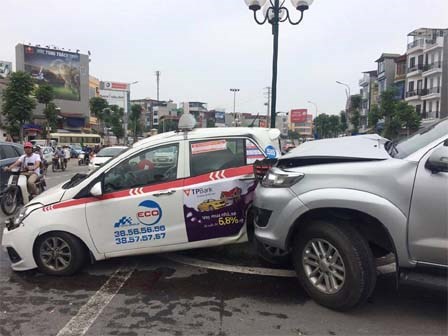 Xe Fortuner tông liên hoàn, húc taxi văng lên dải phân cách