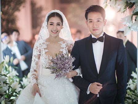 Đám cưới triệu đô sang chảnh hết nấc của mỹ nhân đẹp nhất nhì Thái Lan với nhẫn kim cương 5 carat, 6 bộ váy đắt đỏ