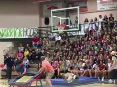 Clip hài: Xấu hổ muốn độn thổ với tai nạn bóng rổ