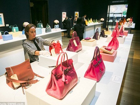 Bên trong gian hàng bán toàn những chiếc túi xách tiền tỷ chỉ dành cho đại gia