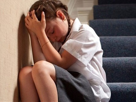 Bé gái 6 tuổi bị tên biến thái quấy rối tình dục ngay trước cổng trường