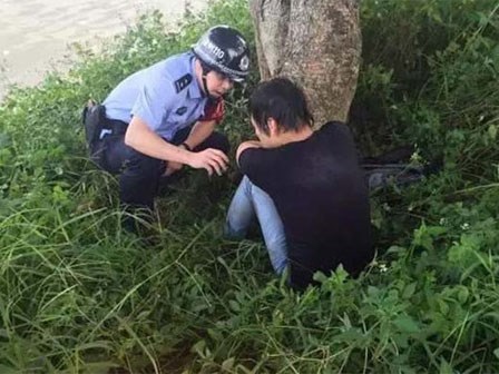 Thanh niên định nhảy sông tự tử, nhìn thấy rắn nước chết khiếp lại chạy tót lên bờ