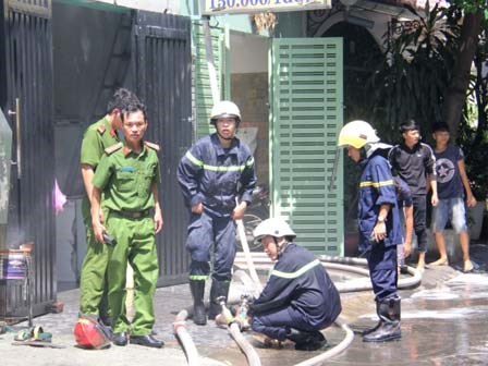 Cháy tòa nhà 5 tầng ở Sài Gòn, nhiều người tháo chạy