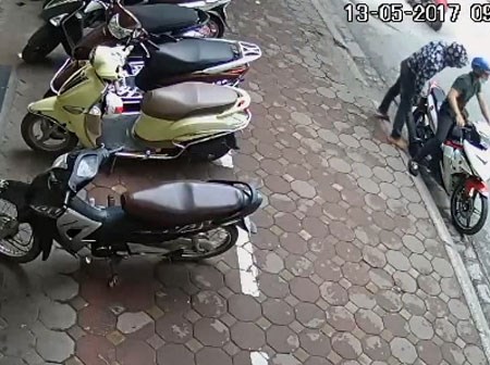 Hà Nội: Vào cửa hàng mua quần áo, khách bị mất xe Lead sau 3 phút