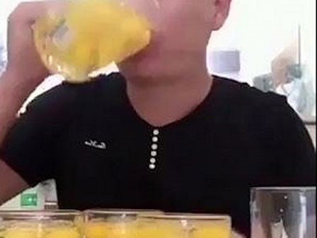 Video: Chàng trai tu ừng ực 50 quả trứng sống gây sốc