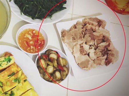Khoe mâm cơm 5 món chỉ 23 nghìn, dân mạng lại chú ý đến đĩa thịt lợn “có gì đó sai sai”