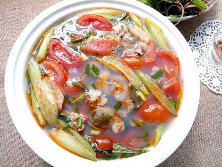 Canh riêu hến nấu dọc mùng ăn với rau sống thì còn gì bằng