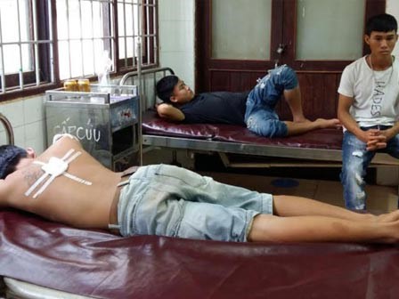 Ba thanh niên không đội mũ bảo hiểm bị công an xã bắn