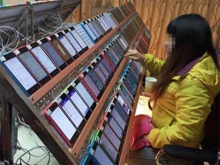 Làm việc trong công xưởng 