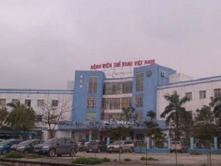 Bác sĩ bị côn đồ hành hung, bắt quỳ gối xin lỗi