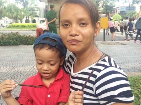 Cậu bé lượm ve chai xếp dép cho bạn từng 'dậy sóng' cộng đồng mạng giờ ra sao?