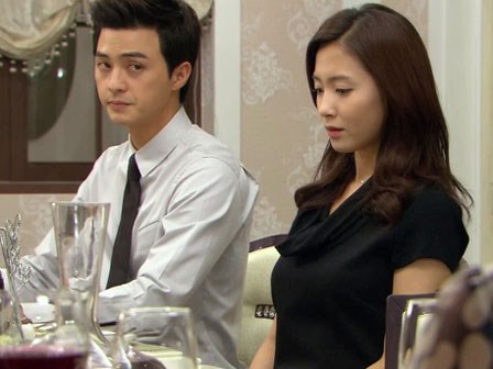 Nàng dâu khổ sở vì mẹ chồng suốt ngày soi nhưng chồng vẫn bảo 