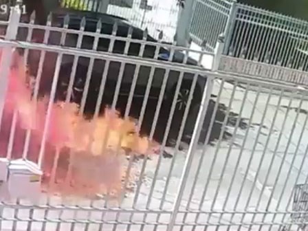 Để ô tô trước cổng, chủ nhà tẩm xăng đốt cháy thành than