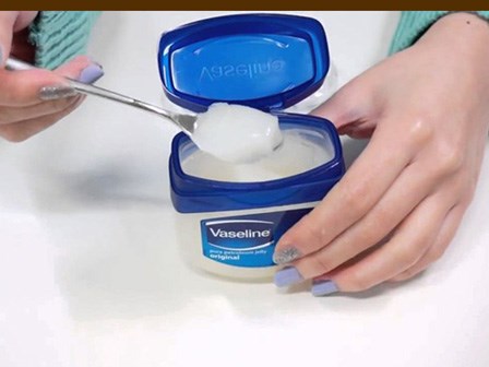 Có lọ kem Vaseline trong nhà mà không sử dụng làm mặt nạ ngủ thì đúng là phí của giời!