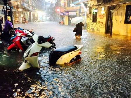Mưa to, nhiều tuyến đường Hà Nội ngập sâu