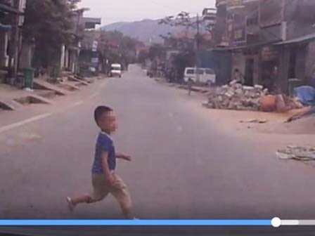 Bé 3 tuổi bị xe đâm tử vong khi chạy một mình trên đường