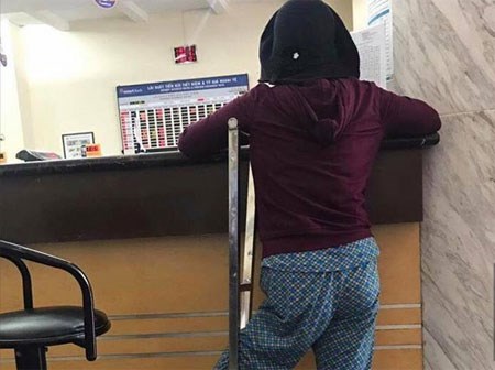 Không biết chữ, đôi chân chẳng lành lặn, người mẹ này vẫn khiến bao người cảm phục vì một câu nói giữa ngân hàng