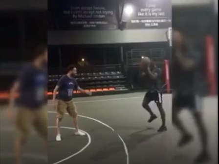 Paul Pogba đảo bóng như cầu thủ bóng rổ NBA tại Trung Quốc