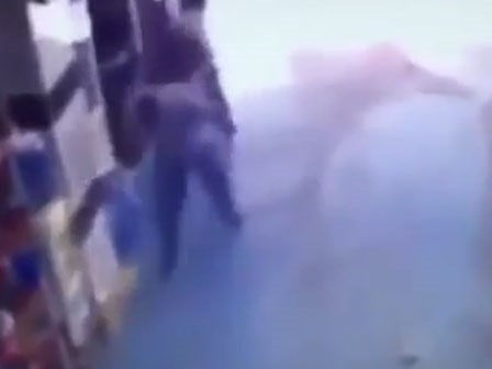 Thanh niên nghịch dại, lấy súng dọa bạn nhưng không ngờ súng có đạn và cái kết đắng