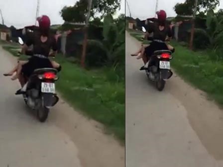 Mẹ chở con 'kiểu Úc' trên xe máy khiến nhiều người 'choáng'