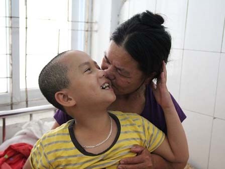 Rơi nước mắt với hành trình 2 năm bà nội đi tìm sự sống cho cháu bị chết não do đuối nước
