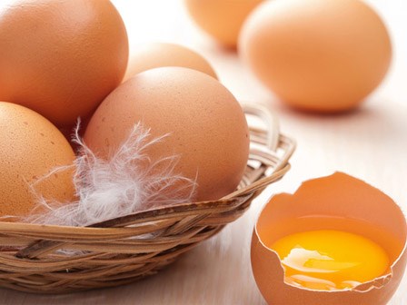 4 mẹo nhỏ giúp bạn phân biệt trứng thật hay giả trong chớp mắt