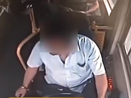 Tài xế xe buýt vừa lái xe vừa gác chân nghe điện thoại-1