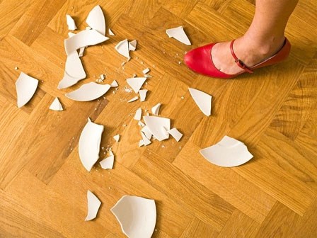 Vì sao mảnh bát vỡ, gương vỡ thì tuyệt đối không được vứt vào thùng rác?