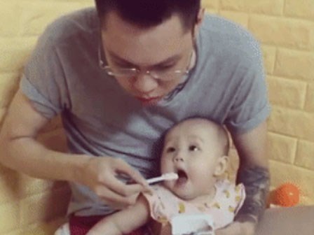 Clip ông bố bón cho con gái ăn và phản ứng thái quá của dân mạng