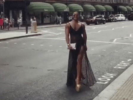 Siêu mẫu thực thụ cũng phải thán phục tài catwalk của anh chàng 6 múi