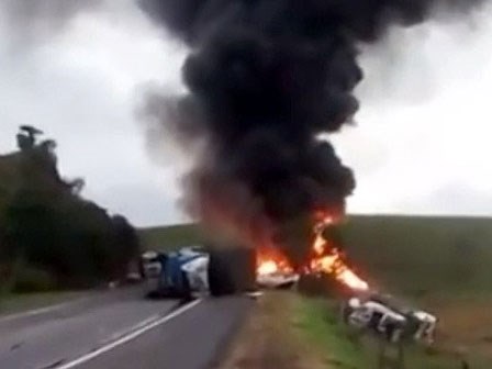 Xe chở đá đâm vào xe buýt, ít nhất 21 người thiệt mạng