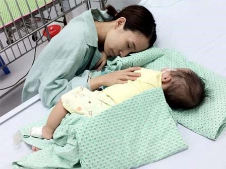 Người mẹ trẻ bị gia đình chồng ruồng bỏ vì không phá thai đôi lâm vào cảnh khốn cùng