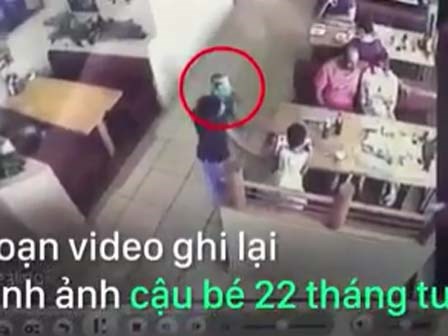 Bé trai bị bắt cóc ngay trước mặt ba mẹ