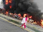 SỐC: Môtô đột ngột bốc cháy suýt nướng chín” lái xe-2