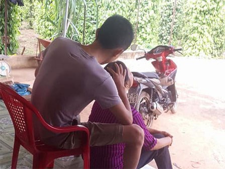 Ảnh hot mạng xã hội: Chị em tròn xoe mắt với chàng rể ngồi nhổ tóc bạc cho mẹ vợ