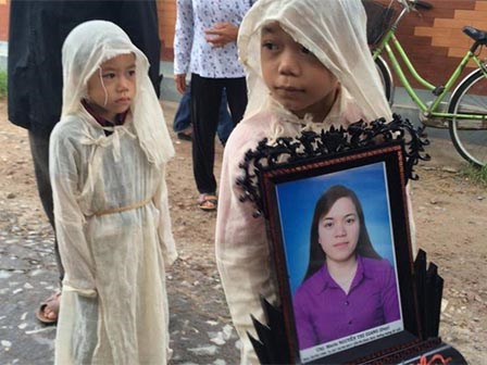 Ám ảnh màu trắng khăn tang của 3 bé thơ khi bố chết vì tai nạn, mẹ mất do bệnh ung thư