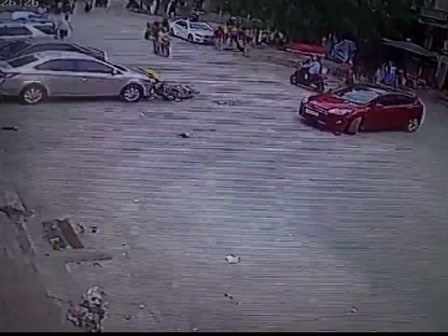 Quay đầu xe gây tai nạn, hành động tiếp sau của tài xế còn gây bức xúc hơn