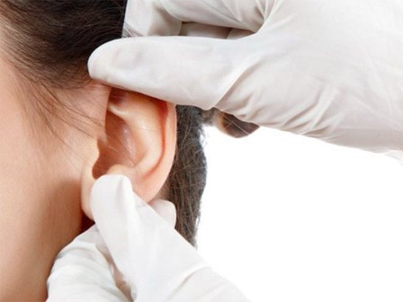 Những sai lầm của bố mẹ khi điều trị viêm tai giữa khiến con có thể bị điếc