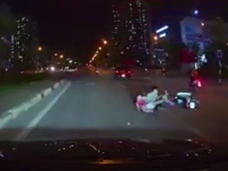 Tài xế ôtô đánh lái trả đũa 3 thanh niên đánh võng trên đường