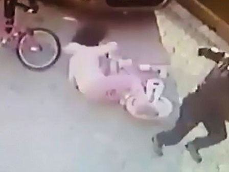 Người đàn ông bị bắt giữ sau khi cầm gạch, bất thình lình đập vào đầu bé gái giữa đường