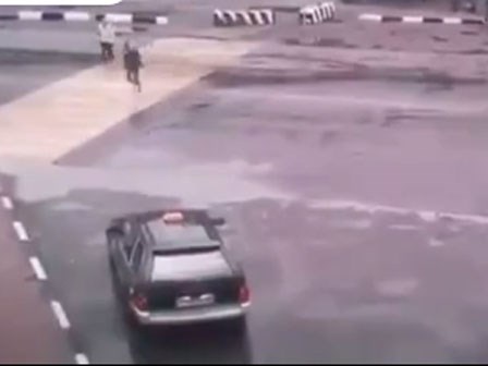 Video: Hậu quả khi người phụ nữ sang đường cố đua tốc độ với ô tô