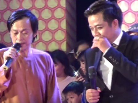 Hoài Linh bị hỏng iPad, tụt dép sau vụ ném đá lên sân khấu