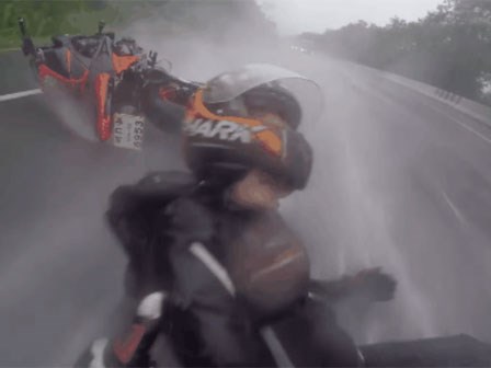 Clip: Cặp đôi đi moto ngã xe giữa đường, hành động của chàng ‘soái ca’ khiến nhiều người ngưỡng mộ