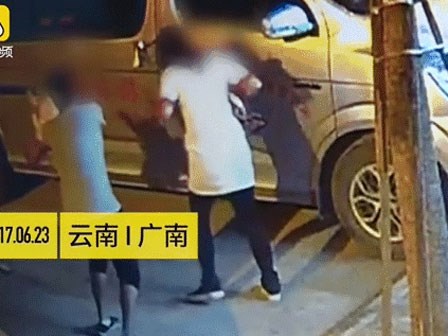 Vừa bế con nhỏ vừa đánh vợ dã man, người chồng cả giận mất khôn định đánh luôn đứa con bị rơi xuống đường