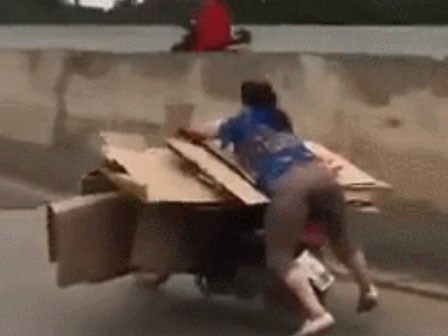 Tiếc tiền thuê vận chuyển, người phụ nữ Trung Quốc vừa lái xe máy vừa 