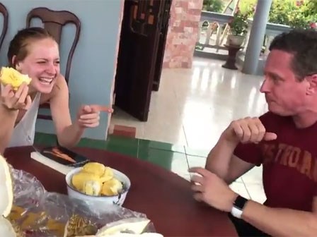 'Chết cười' khi xem đôi bạn Tây lần đầu ăn thử sầu riêng