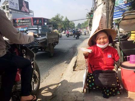Người phụ nữ không chân tay 3 lần bị kẻ xấu lấy sạch tiền và vé số
