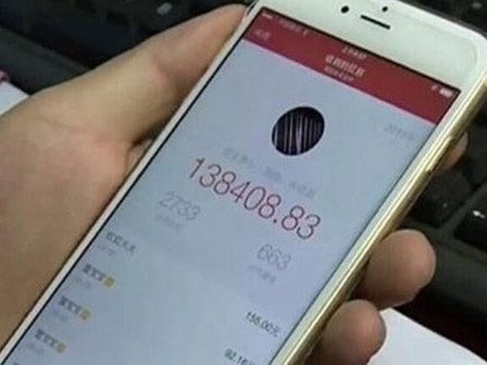 Chuyển hơn 300 triệu đồng cho vợ, chồng không thể ngờ như vậy là tự 